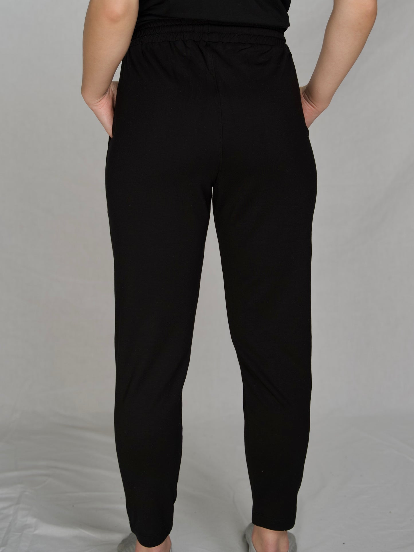 Evade Fit Cropped Joggers for Women